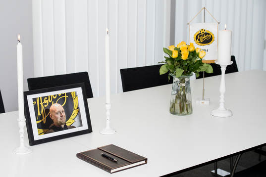 kondoleansbok och bild