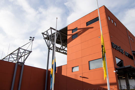 Svenska och Elfsborgs flagga på halv stång utanför Borås arena