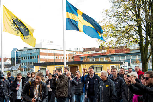 Flaggor på halv stång