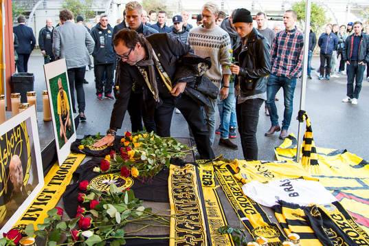 Sune Lundqvist styrelseledamot i Elfsborg lägger ner blomma