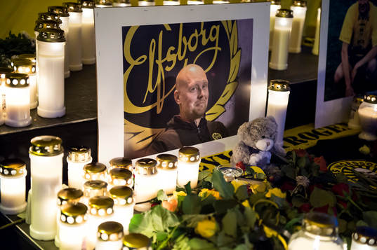 Ljus framför bild på Klas Ingesson