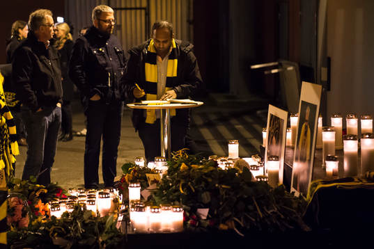 Huliganernas ordförande Anders Hultin skriver i kondoleansboken