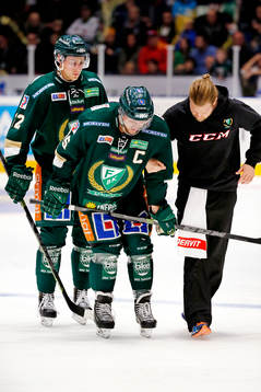 Färjestads Ole-Kristian Tollefsen leds av isen skadad