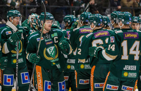 Färjestads Ole-Kristian Tollefsen  och de andra spelarna