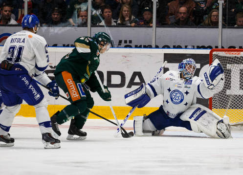 Leksands målvakt Oscar Alsenfelt räddar med plockenunder