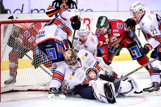 Växjös Ville Varakas och Frölundas Robin Figren i kamp