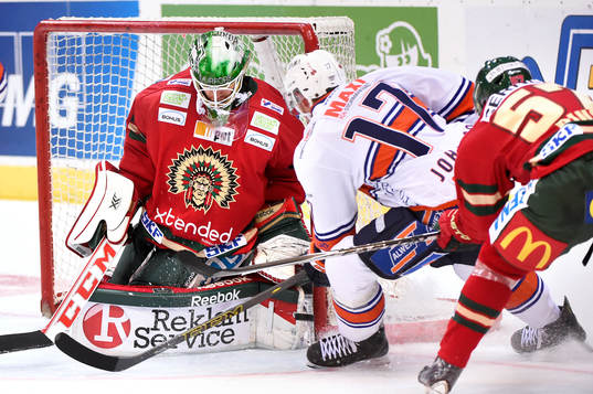 Växjös Alexander Johansson försöker få in pucken bakom