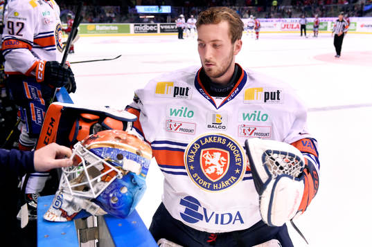Växjös målvakt Stefan Steen gör sig redo att gåpå isen