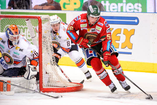 Frölundas Erik Gustafsson rundar Växjös målvakt Stefan