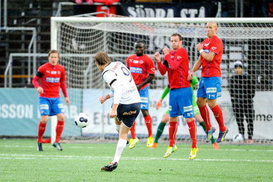 Gefles Johan Oremo gör 1-1 på frispark