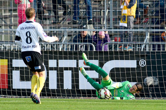 Falkenbergs målvakt Otto Martler räddar en nick från