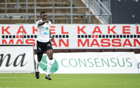 Örebros Alhassan Kamara gör 2-0 och jublar