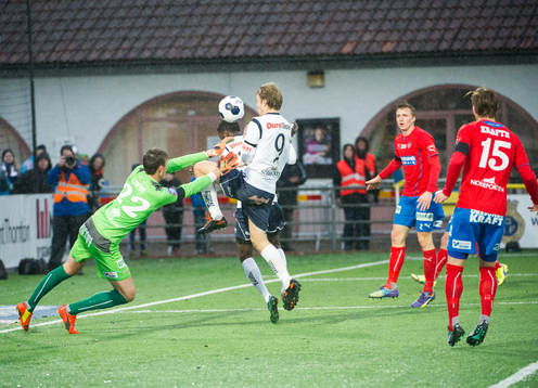 Helsingborgs målvakt Andreas Linde räddar målchans för Gefles Johan Oremo