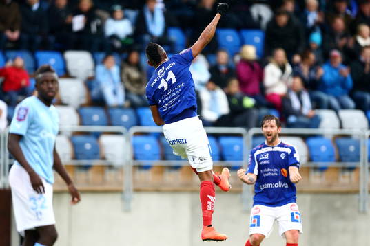 Åtvidabergs Ricardo Santos jublar mot Allan Arenfeldt