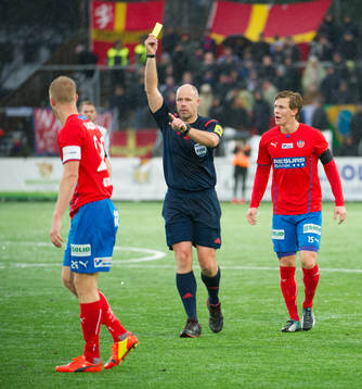 domaren Martin Hansson ger gult kort åt Helsingborgs Peter Larsson