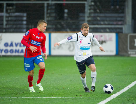Gefles Jonas Lantto i närkamp med Helsingborgs Jordan Larsson