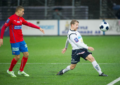 Gefles Jonas Lantto i närkamp med Helsingborgs Jordan Larsson
