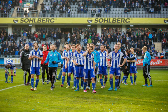 IFK Göteborgs spelare tackar publiken