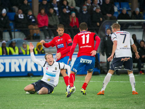 Gefles Anders Bååth i närkamp med Helsingborgs Jordan Larsson