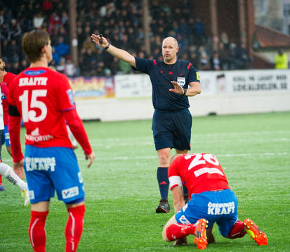 domaren Martin Hansson säger spela vidare åt Helsingborgs Emil Krafth och Peter Larsson efter en närkampssituation