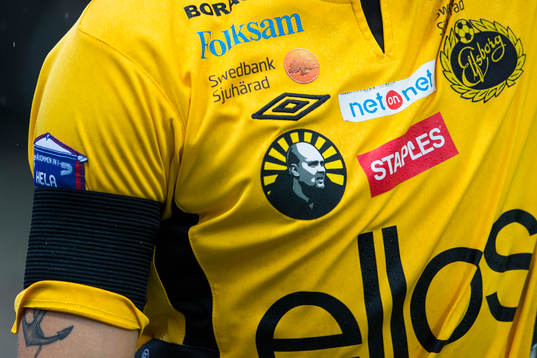 Elfsborgs spelare spelar med en bild av Klas Ingesson på tröjan och sorgeband