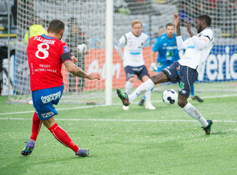 Helsingborgs Victor Palsson skjuter mot mål