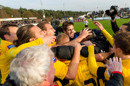 Falkenbergs spelare jublar
