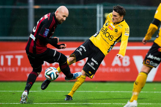 Brommapojkarnas Kristinn Jónsson blockerar ett skott från Elfsborgs Lasse Nilsson