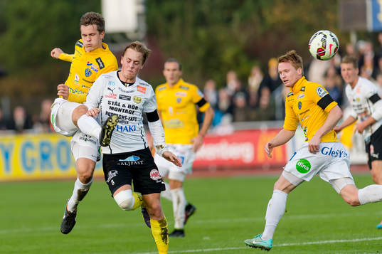 Falkenbergs Daniel Johansson och Mjällbys Robin Strömberg