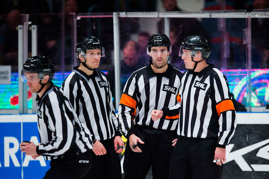 Domare Linus Öhlund och Morgan Johansson samt linjedomare