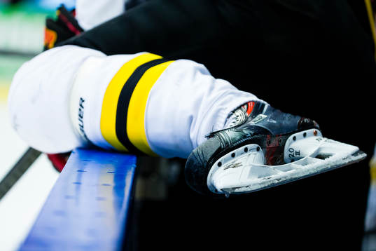 Spelare hänger mot sargen