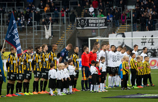 En tyst minut för Klas Ingesson innan fotbollsmatchen i Allsvenskan mellan Örebro och Häcken den 1 november 2014 i Örebro.