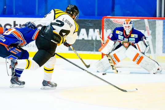 Brynäs Jens Lööke skjuter ett skott mot Växjös