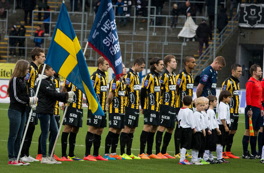 En tyst minut för Klas Ingesson innan fotbollsmatchen i Allsvenskan mellan Örebro och Häcken den 1 november 2014 i Örebro.