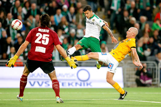Jönköpings målvakt Damir Mehic och Viktor Rönneklev och Hammarbys Michael Timisela