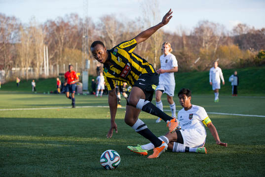 Häckens Carlos Strandberg tar sig förbi Brommapojkarnas Niran Hansson och spelar fram till 5-3
