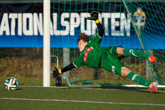 Häckens målvakt Teodor Söderberg slänger sig åt rätt håll men når inte Brommapojkarnas Jonathan Augustinssons straff som går in till reducering 3-2
