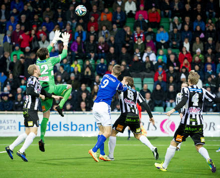 Landskronas målvakt Niklas Uddenäs räddar hörna