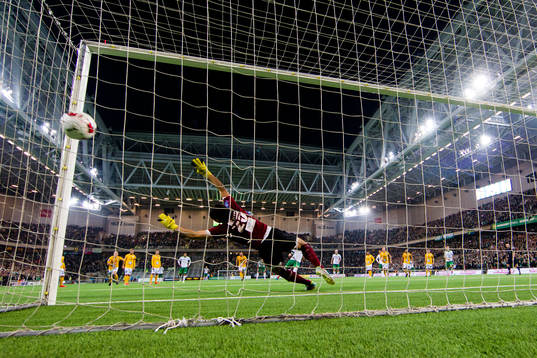 Hammarbys Kennedy Bakircioglu gör 2-0 på straff bakom Jönköpings målvakt Damir Mehic