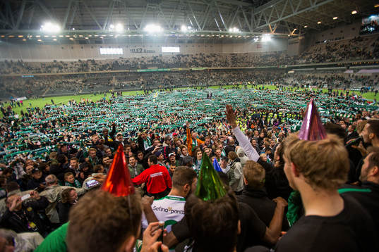 Hammarbys spelare firar arrangemanget till Allsvenskan tillsammans med supportrarna