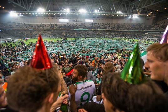 Hammarbys spelare firar arrangemanget till Allsvenskan tillsammans med supportrarna