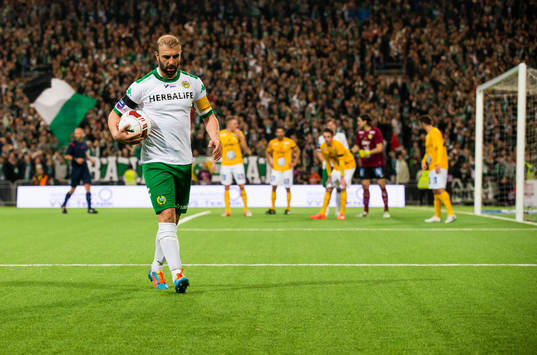Hammarbys Kennedy Bakircioglu på väg för att slå en hörna