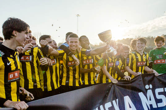 Häcken firar segern i U19 SM-finalen i fotboll mellan Häcken - Brommapojkarna den 2 november  2014 i Göteborg.