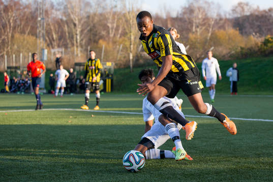Häckens Carlos Strandberg tar sig förbi Brommapojkarnas Niran Hansson och spelar fram till 5-3