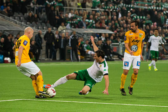 Jönköpings Viktor Rönneklev i kamp om bollen med Hammarbys Johan Persson