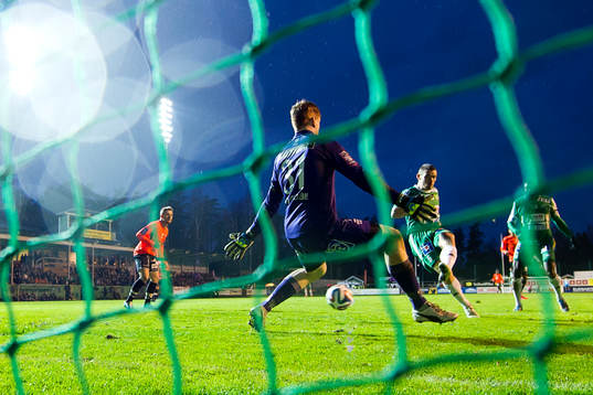 Ljungskiles James Sinclair gör 3-0 bakom Varbergs målvakt Joakim Wulff 