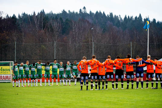 Lagen håller en tyst minut för Klas Ingesson innan fotbollsmatchen i Superettan mellan Ljungskile och Varberg den 02 november 2014 i Ljungskile.
