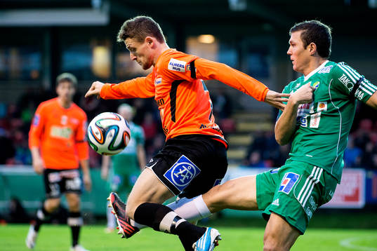 Varbergs Kujtim Bala i kamp med Ljungskiles Hannes Stiller 