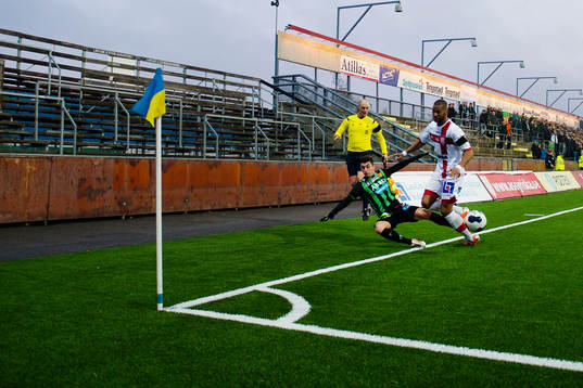GAIS Petri Zhubi och Assyriskas Kyle Konwea i en duell