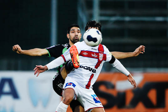 GAIS Sandeep Mankoo vinner bollen bakom Assyriskas Alexander Nilsson